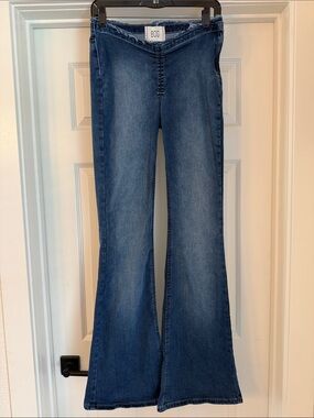 BDG Ruched Dipped V-Front Flare Jean Size 28